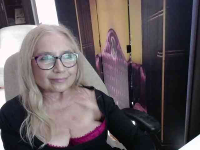 BlondeSofia webcam