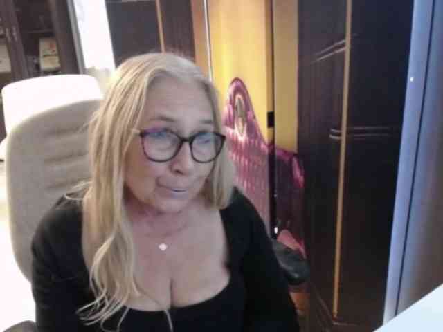 BlondeSofia webcam
