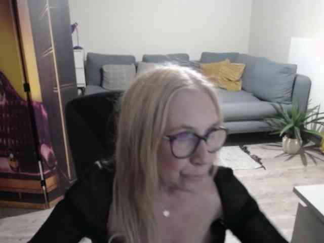 BlondeSofia webcam