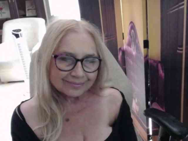 BlondeSofia webcam