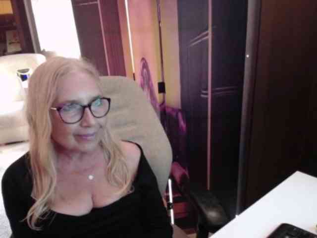 BlondeSofia webcam