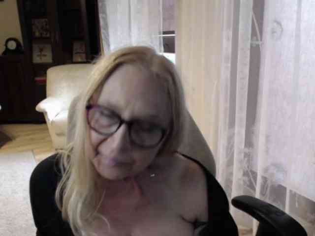 BlondeSofia webcam
