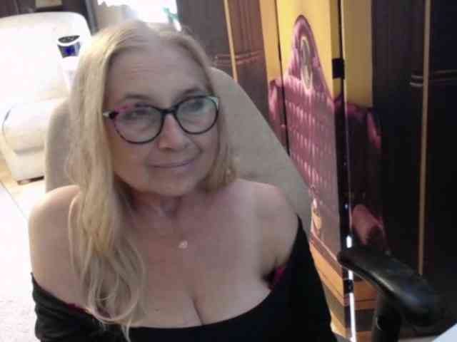 BlondeSofia webcam