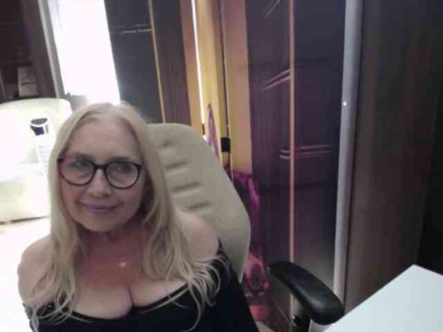 BlondeSofia webcam