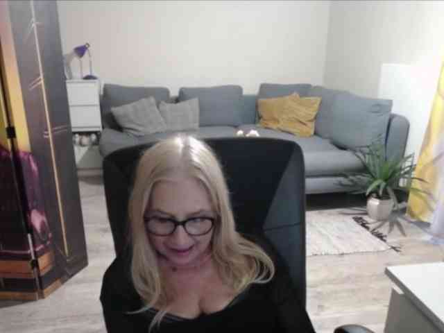 BlondeSofia webcam