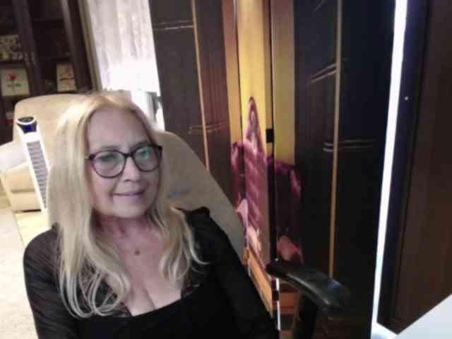 BlondeSofia webcam