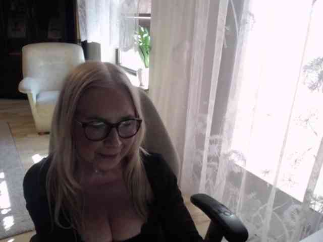 BlondeSofia webcam