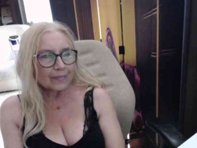 BlondeSofia webcam