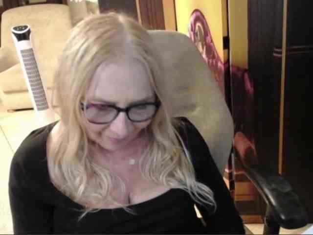 BlondeSofia webcam