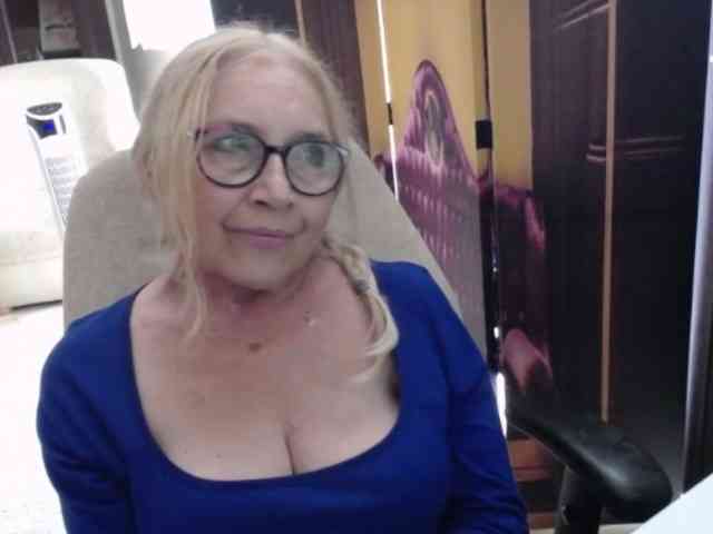 BlondeSofia webcam