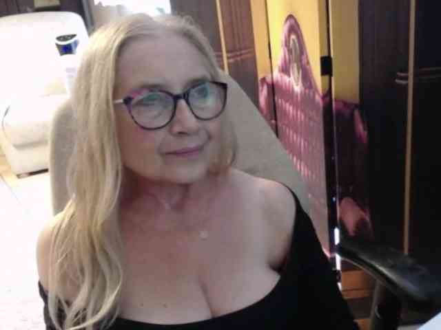 BlondeSofia webcam