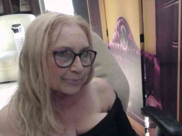 BlondeSofia webcam