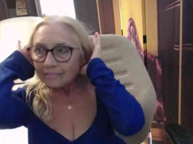 BlondeSofia webcam