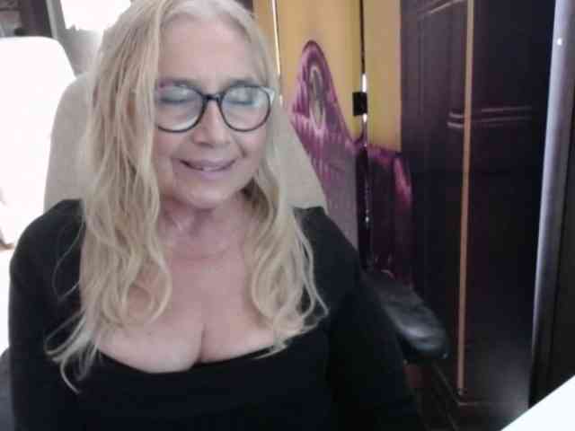 BlondeSofia webcam