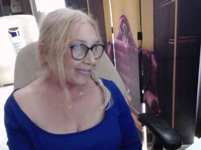 BlondeSofia webcam
