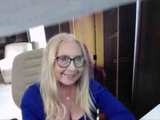 BlondeSofia webcam