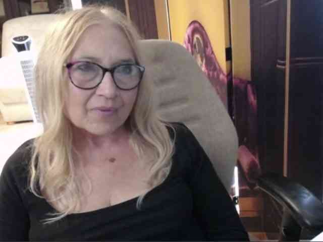 BlondeSofia webcam