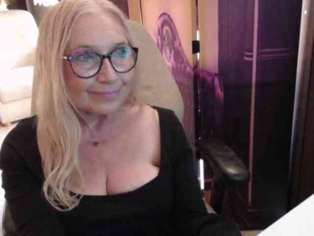 BlondeSofia webcam