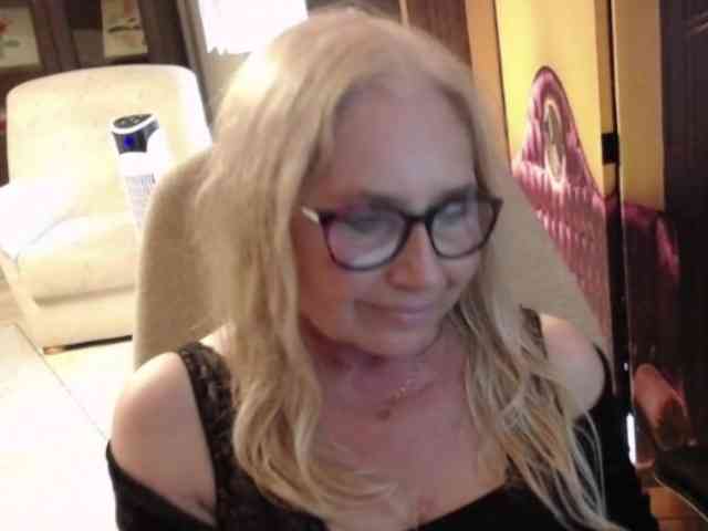 BlondeSofia webcam