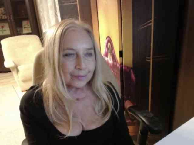 BlondeSofia webcam