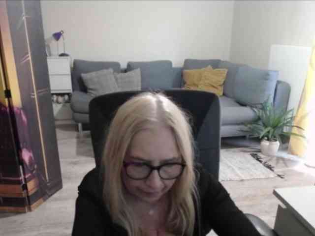 BlondeSofia webcam