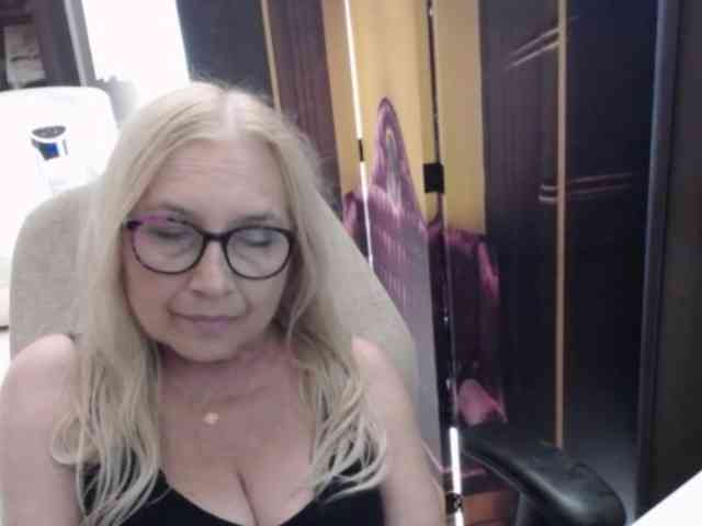 BlondeSofia webcam