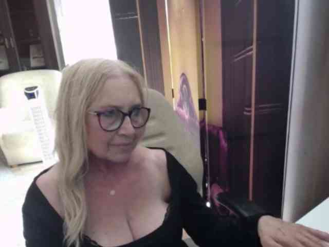 BlondeSofia webcam