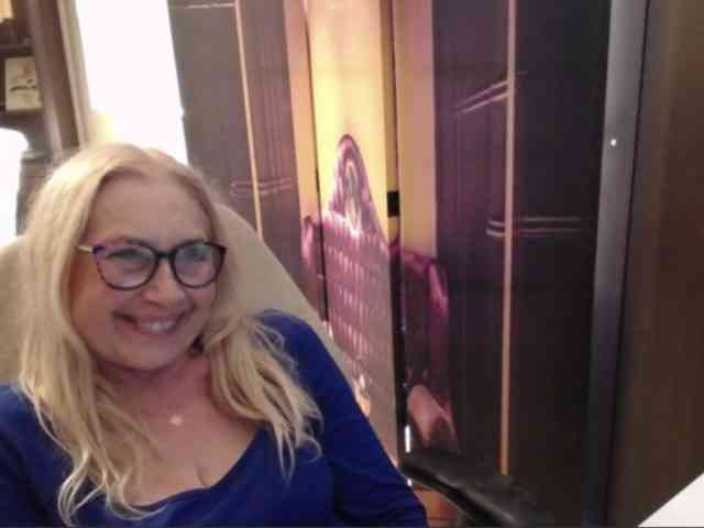 BlondeSofia webcam