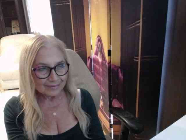 BlondeSofia webcam