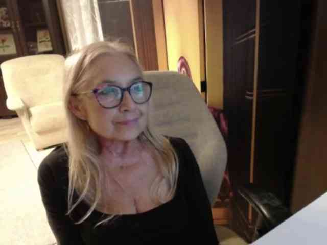 BlondeSofia webcam