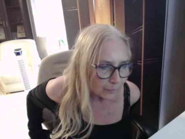 BlondeSofia webcam