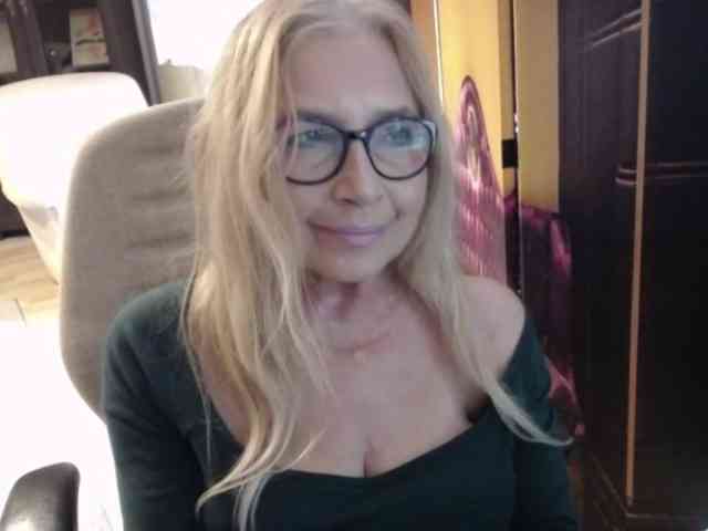 BlondeSofia webcam