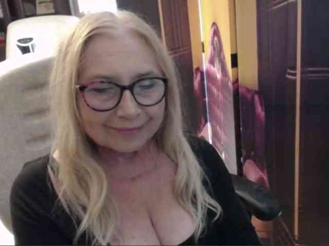 BlondeSofia webcam