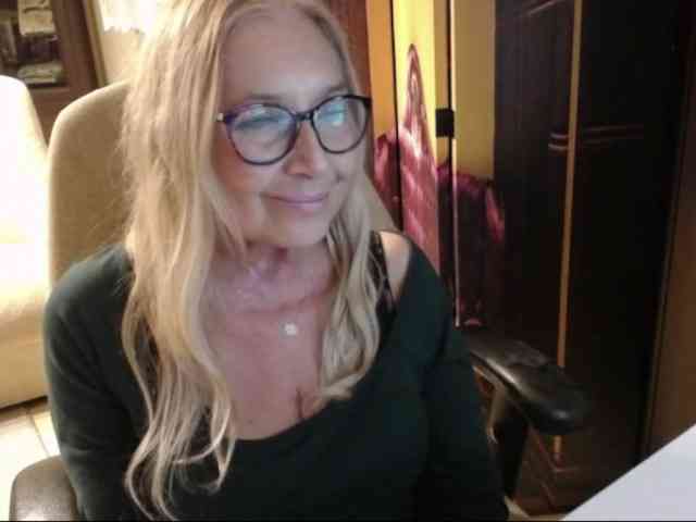 BlondeSofia webcam