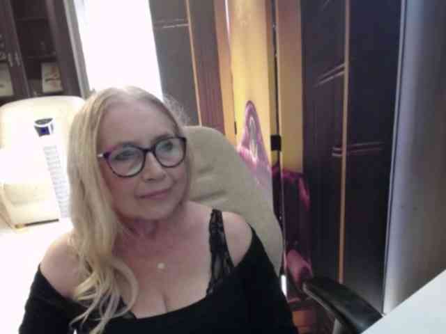 BlondeSofia webcam