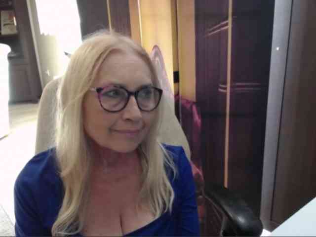 BlondeSofia webcam