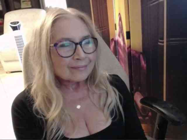 BlondeSofia webcam