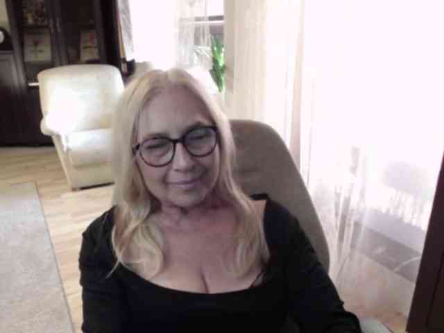 BlondeSofia webcam
