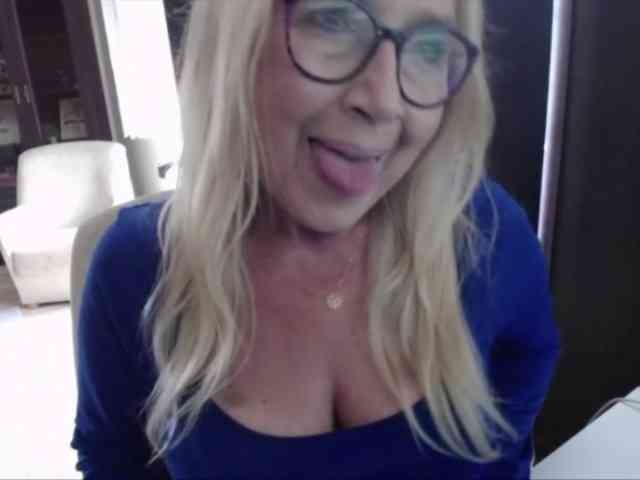 BlondeSofia webcam