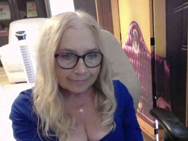 BlondeSofia webcam