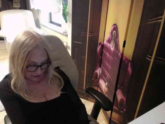 BlondeSofia webcam