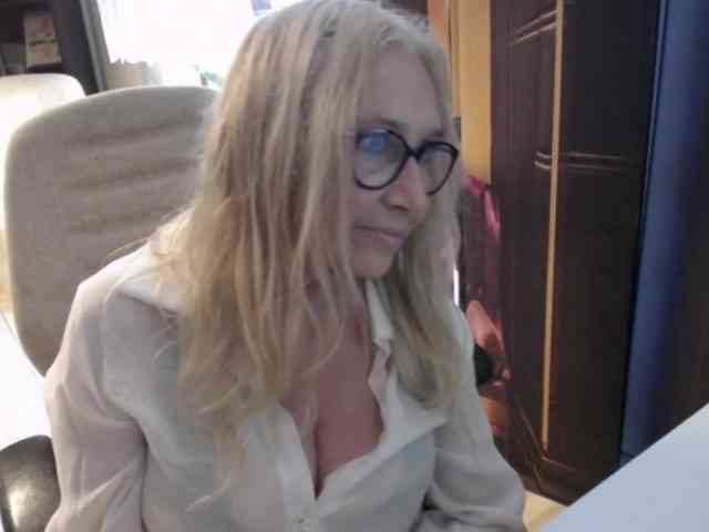 BlondeSofia webcam