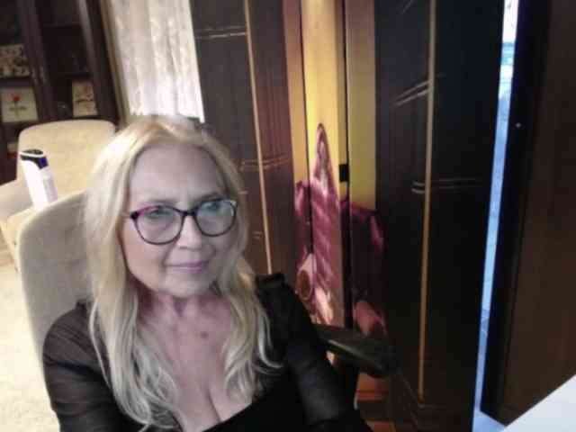 BlondeSofia webcam