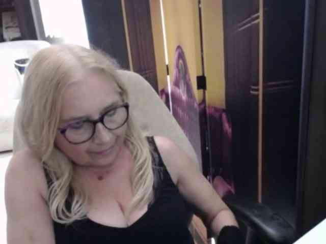 BlondeSofia webcam