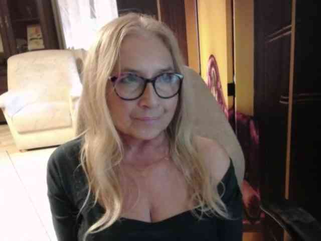 BlondeSofia webcam