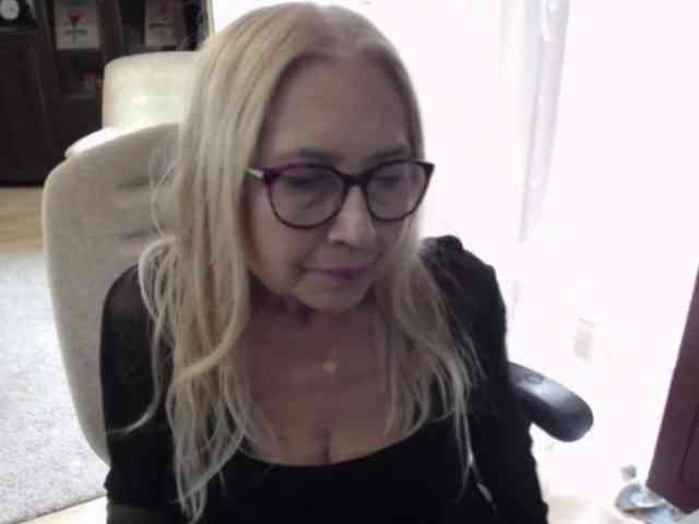 BlondeSofia webcam