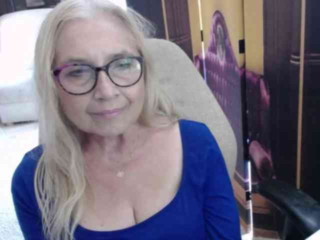 BlondeSofia webcam
