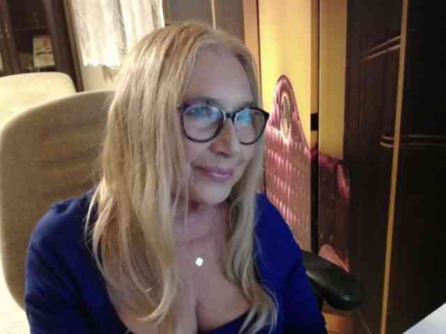 BlondeSofia webcam