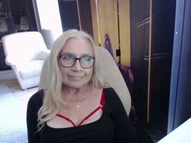 BlondeSofia webcam