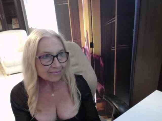 BlondeSofia webcam
